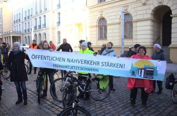 Übergabe des Offenen Briefs vor Staatskanzlei-Fahrraddemo-Freifahrt.Jetzt.Schwerin-November 2021_klein